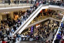 shopping-crowd in January sales