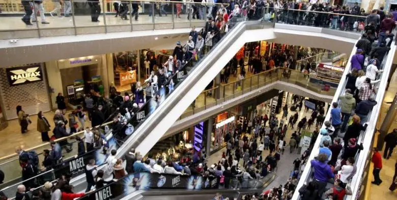 shopping-crowd in January sales