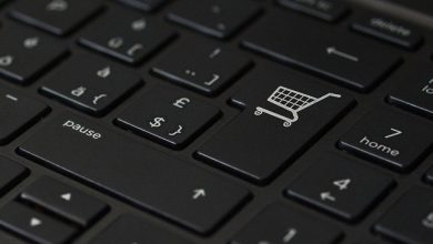 Computer keyboard with a shopping trolley symbol on the return button