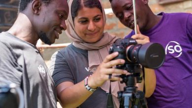 Raabia shares an image on her camera with fellow volunteers
