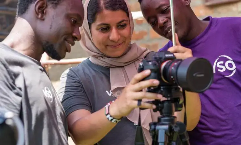 Raabia shares an image on her camera with fellow volunteers