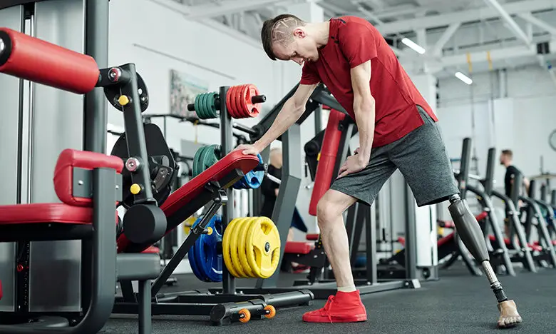 A man, who is a leg amputee, is working out in the gym - Photo by ShotPot from Pexels